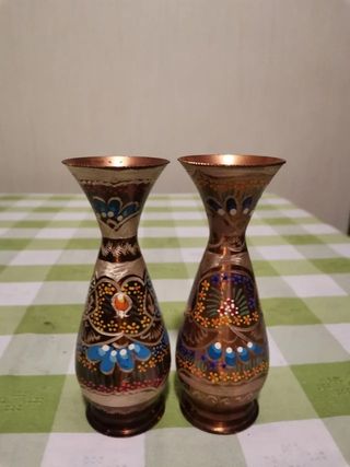 Vasetti in rame con decorazioni