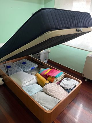 Canapé abatible de madera con colchón