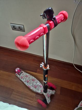 Patinete de tres ruedas.