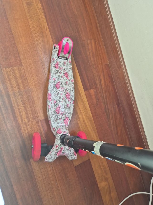 Patinete de tres ruedas.