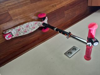 Patinete de tres ruedas.