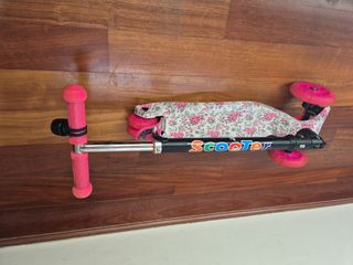 Patinete de tres ruedas.