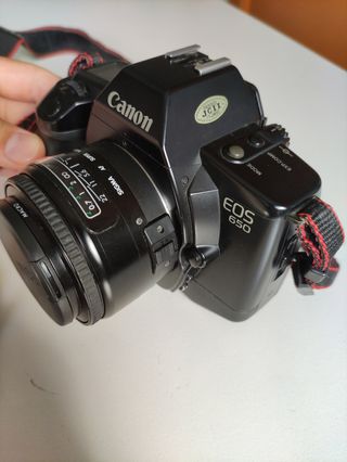 Cámara Canon EOS 650 con Sigma 24mmF/2.8