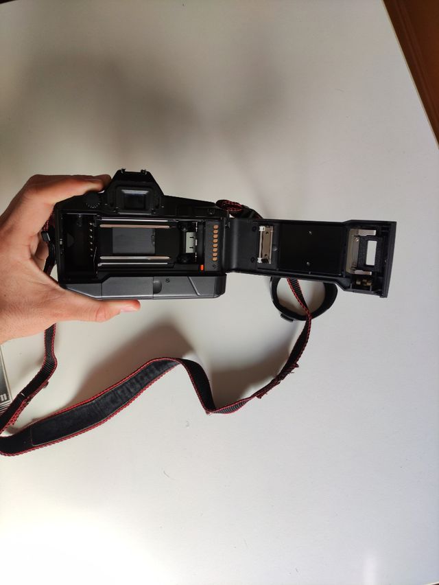 Cámara Canon EOS 650 con Sigma 24mmF/2.8