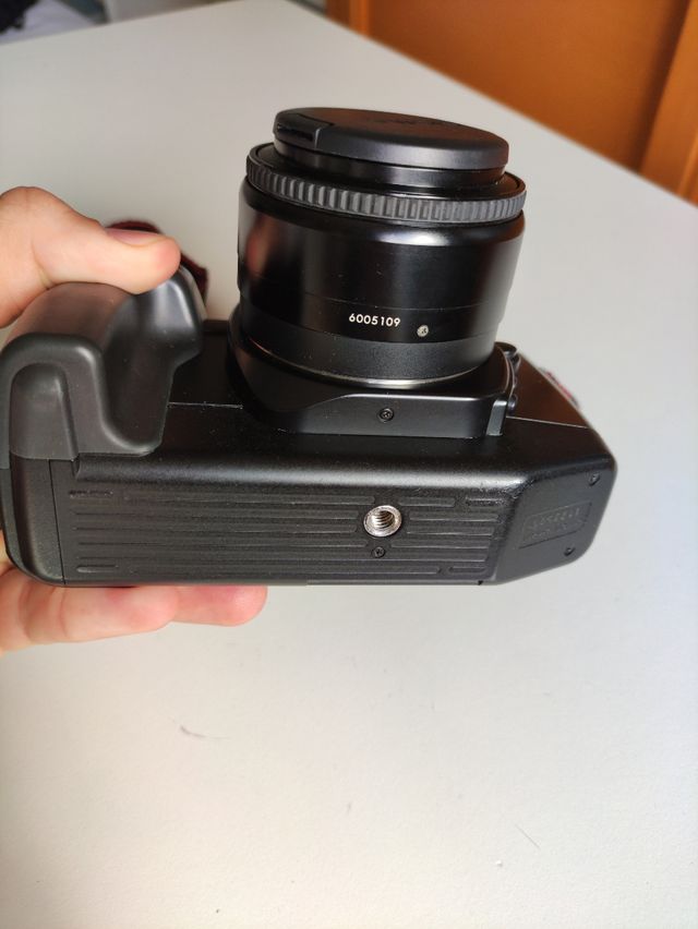 Cámara Canon EOS 650 con Sigma 24mmF/2.8