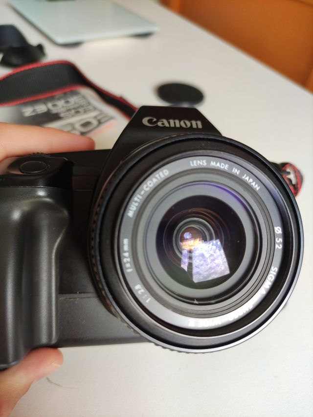 Cámara Canon EOS 650 con Sigma 24mmF/2.8