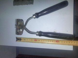 TIJERA ESQUILAR Y CEPILLO