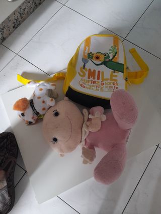 Mochila, perro y peluche