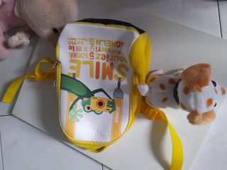 Mochila, perro y peluche