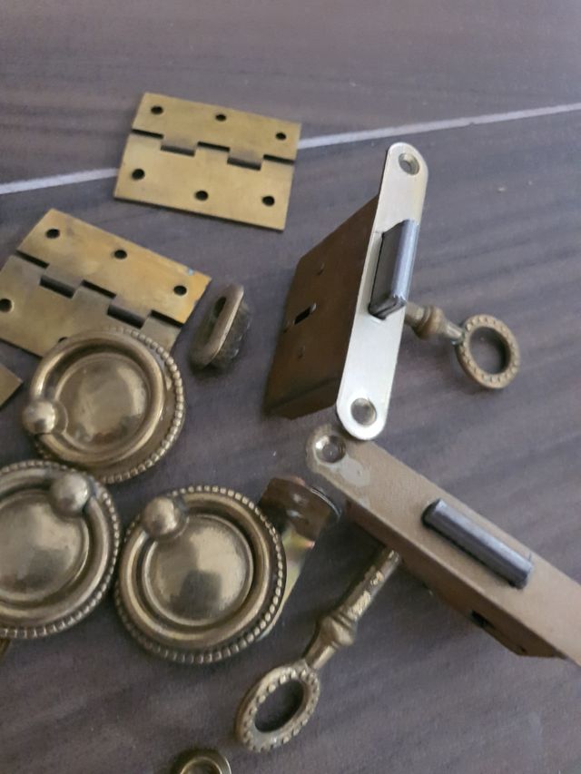 Accesorios antiguos de época en cobre.