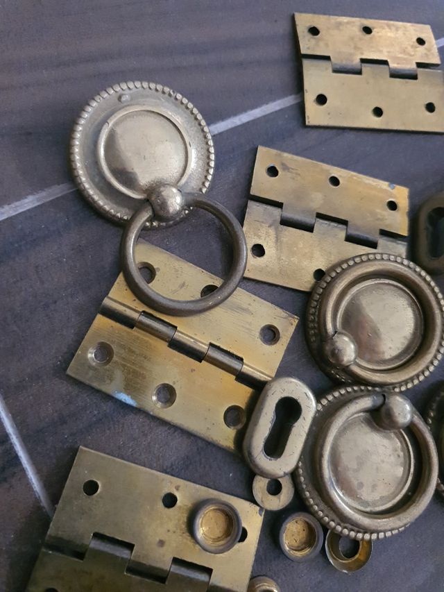 Accesorios antiguos de época en cobre.