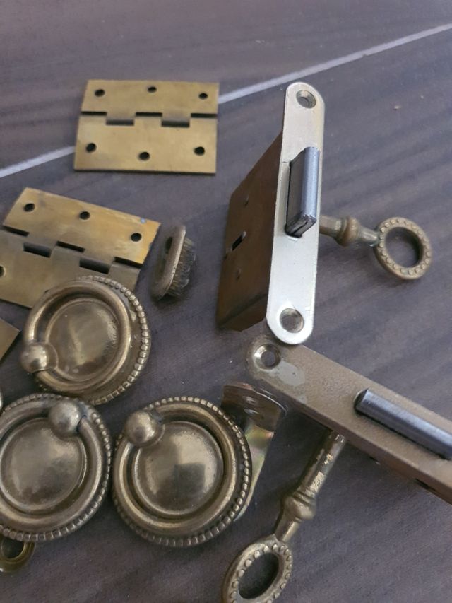 Accesorios antiguos de época en cobre.