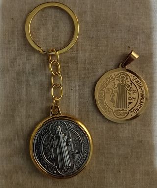 Conjunto de llavero y medalla San Benito