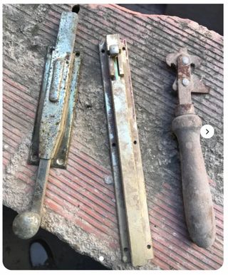 Pestillos, sujetabaldas y abridor antiguos