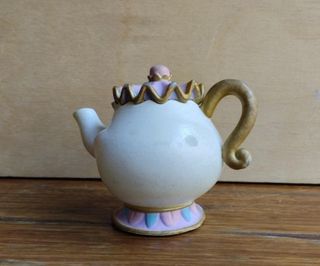 Statuetta in PVC con teiera della signora Potts