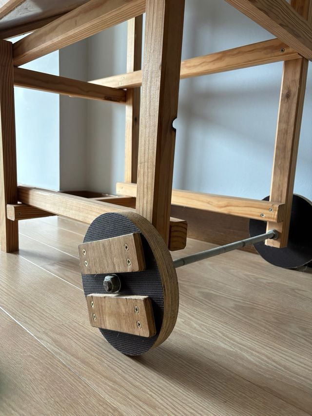 Carro de madera de abeto