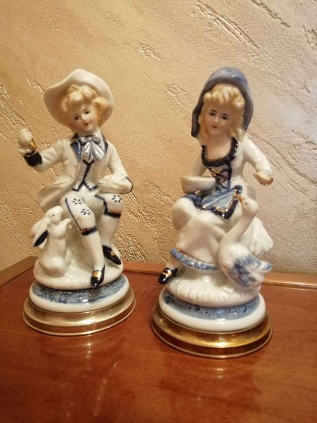 Statuine in porcellana con base in  argento