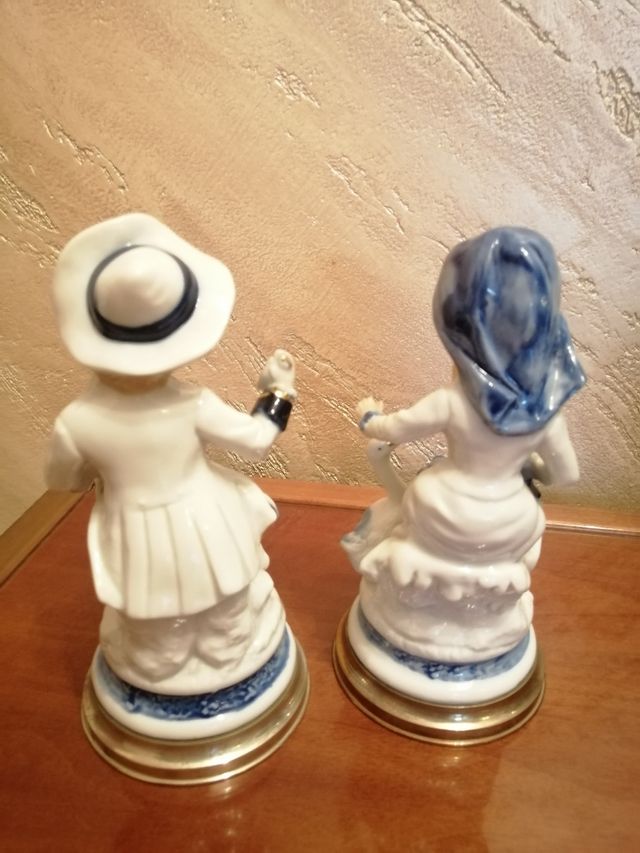 Statuine in porcellana con base in  argento