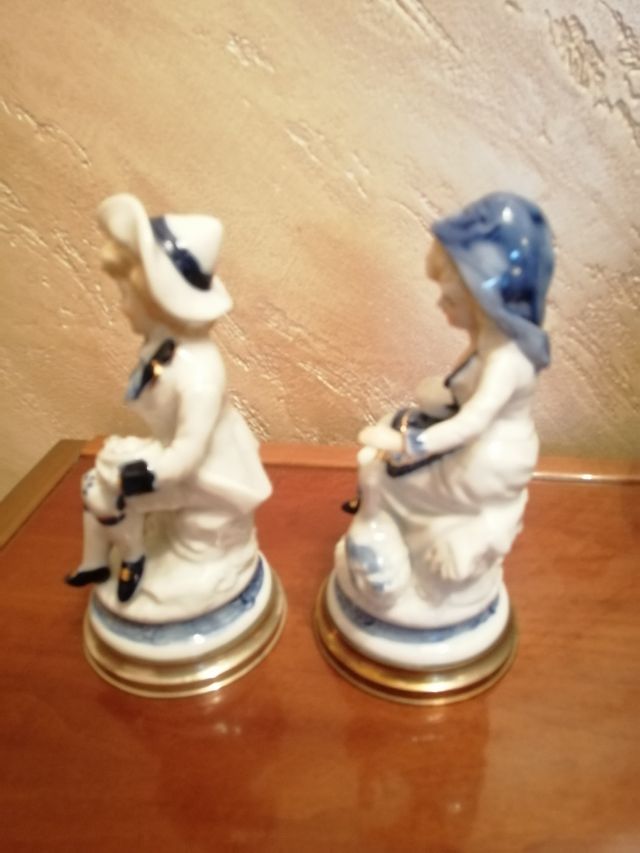 Statuine in porcellana con base in  argento
