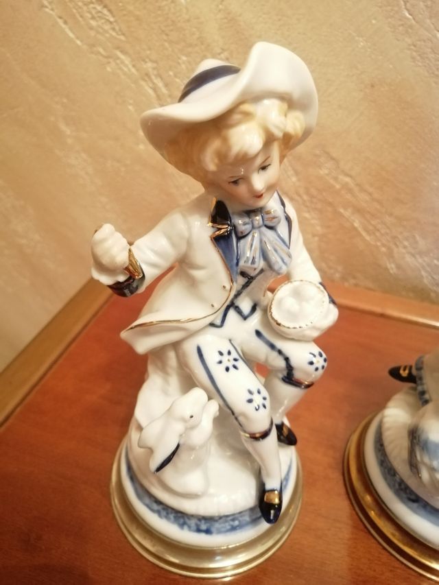 Statuine in porcellana con base in  argento