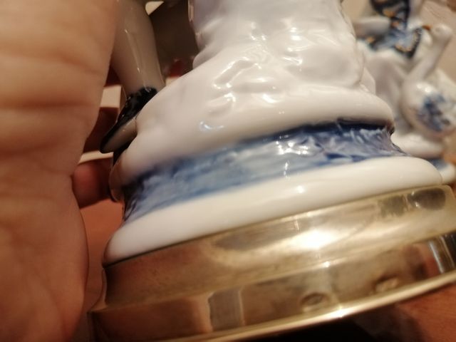 Statuine in porcellana con base in  argento