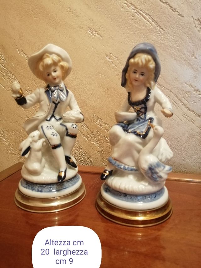 Statuine in porcellana con base in  argento