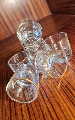 6 vasos de licor pequeños