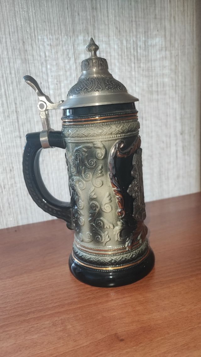 Jarra de cerveza de ceramica con tapa