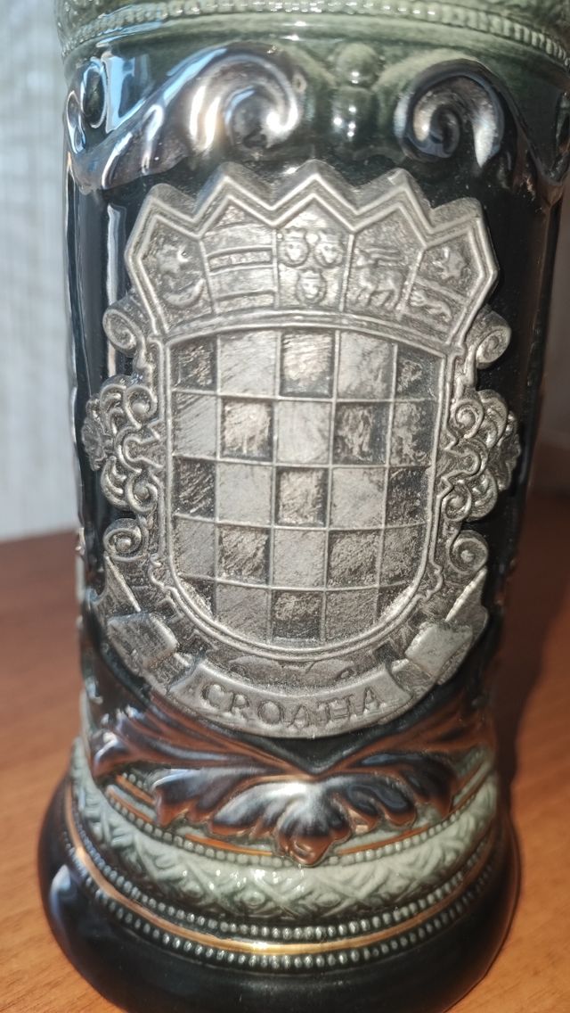 Jarra de cerveza de ceramica con tapa