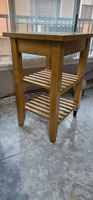 Mueble con dos estantes de listones