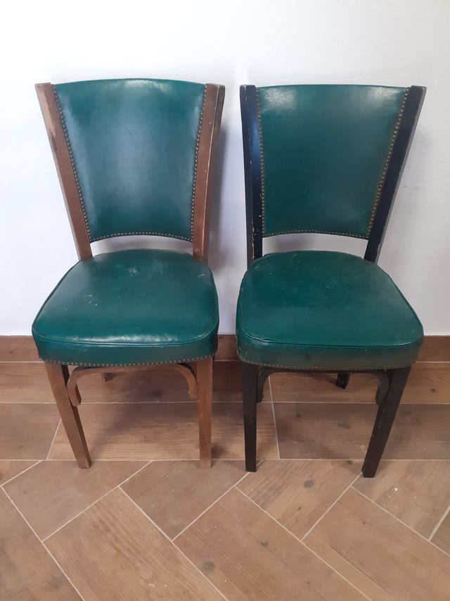 Coppia di robuste sedie in pelle verde, graziose