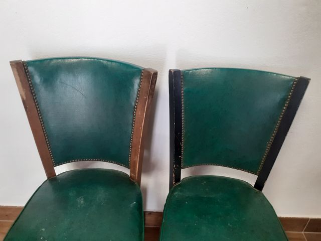 Coppia di robuste sedie in pelle verde, graziose