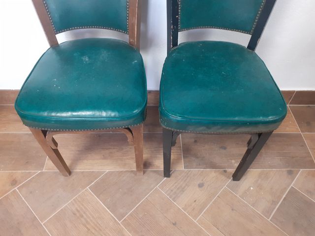 Coppia di robuste sedie in pelle verde, graziose