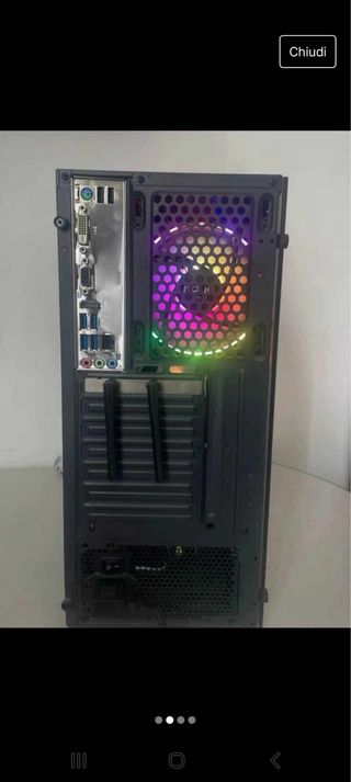 Postazione da gaming monitor e pc e altro