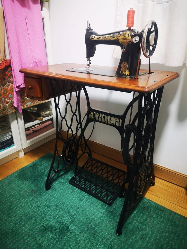 Vecchia macchina da cucire SINGER
