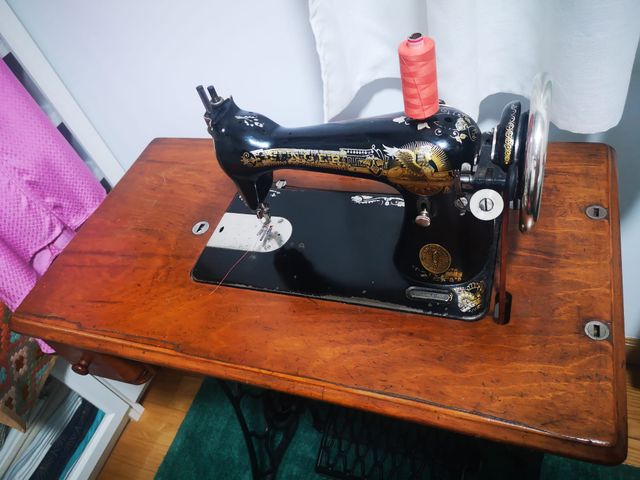 Vecchia macchina da cucire SINGER