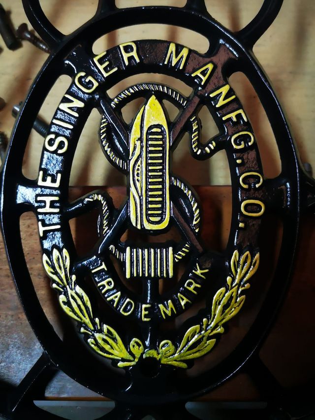 Vecchia macchina da cucire SINGER