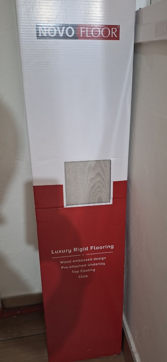 Suelo tarima flotante gris