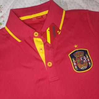 Polo con etiquetas. Fútbol España