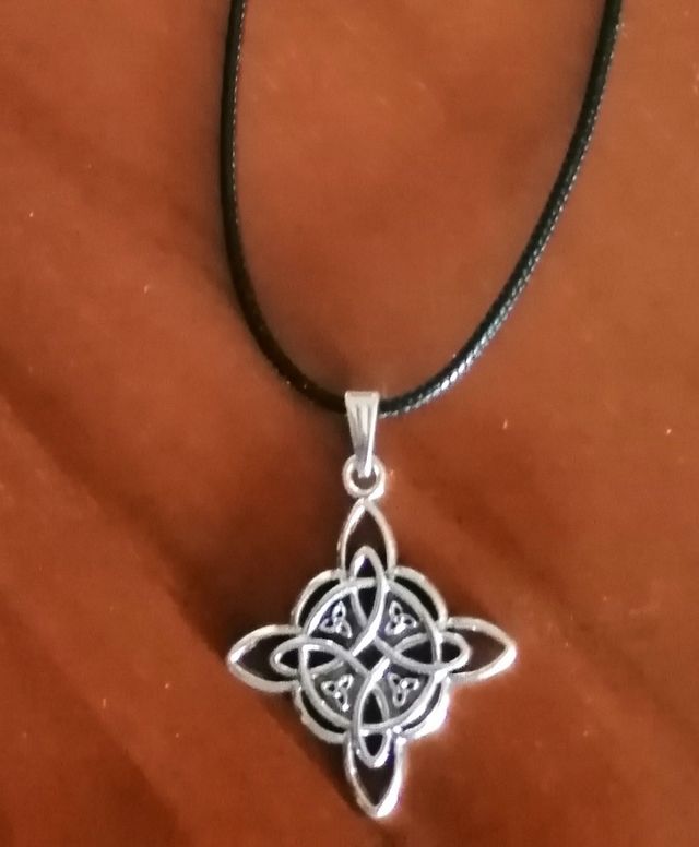 Colgante de Nudo de Bruja
