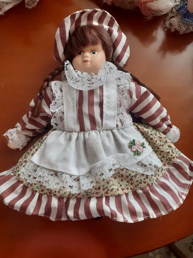 Bambole in porcellana di medie dimensioni, molto belle,