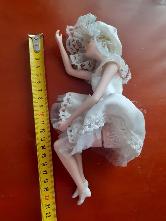 Bambole in porcellana di medie dimensioni, molto belle,