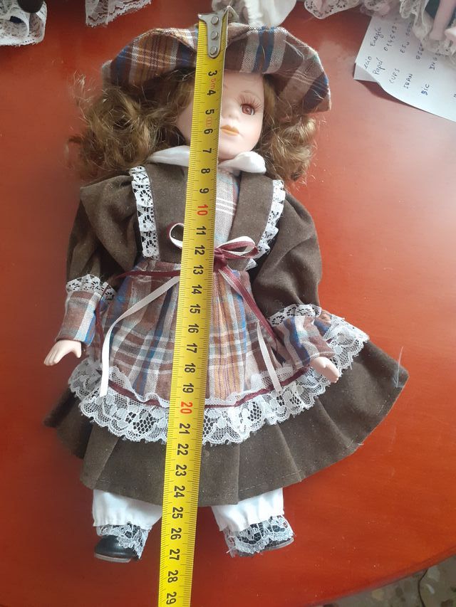 Bambole in porcellana di medie dimensioni, molto belle,