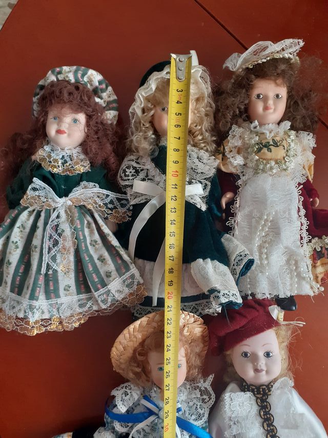 Bambole in porcellana di medie dimensioni, molto belle,