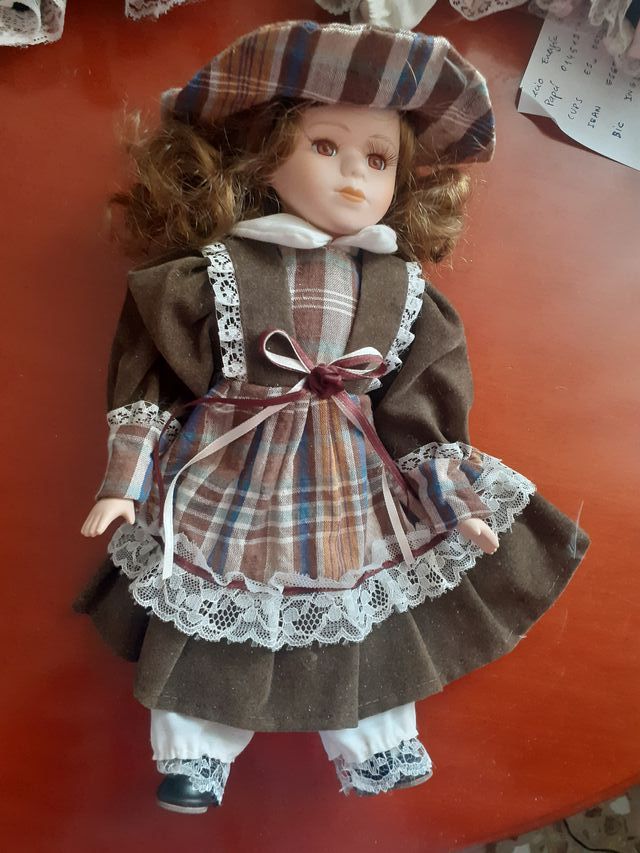 Bambole in porcellana di medie dimensioni, molto belle,