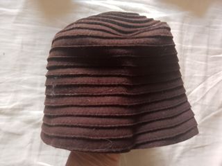 Cappello marrone a coste