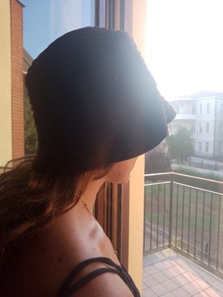 Cappello marrone a coste