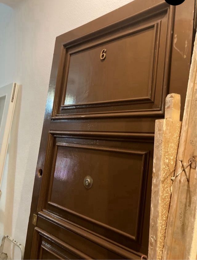 Puerta exterior sin marco