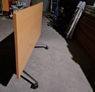 Mesa de reunion con ruedas y plegable