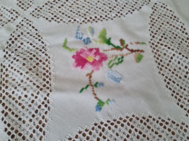 Mantel antiguo con servilletas bordado
